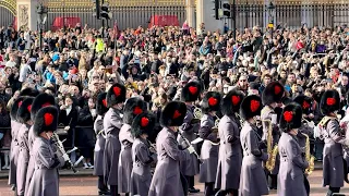 Royal Rush: Witness Buckingham Palace's Famous Guard Extravaganza!