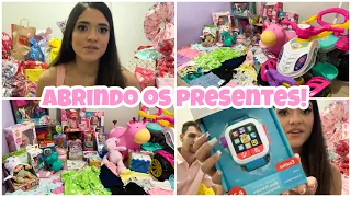 Abrindo todos os presentes do aniversário de 1 ano da ayla.