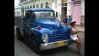 Museo de vehículos antiguos en las calles cubanas