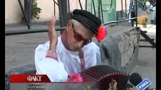 58-летний гармонист из Актобе поздравил пенсионеров