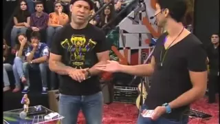 Lutador Wanderlei Silva tira o chapéu para o ilusionista Philip Blue no Altas Horas