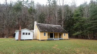 EXPLORING "DOG TROT" LOG CABIN FARM HOUSE IN GREAT SMOKY MOUNTAINS! PALMER PLACE | CATALOOCHEE