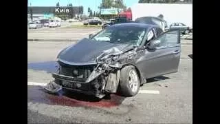 У Києві масштабна аварія, розбилися три автівки.