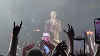 machine gun kelly smoke and drive with fan in milwalkee Wisconsin 10-5-21 the rave  (2)