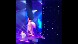 Полина Гагарина вывих плеча на концерте в Челябинске