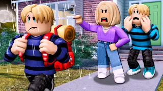 MEAN Mom Kicked Out ONE TWIN! (A Roblox Movie)