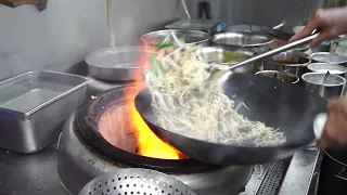 鑊氣【炒公仔麵 】正到流油！專業大廚冇得頂佩服！Hong Kong wok gas fried instant noodles.Professional chefs work hard,admire!