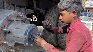 Truck hub greasing | truck rear wheel hub greasing skills | truck mechanic | Indian truck 🚚🛞