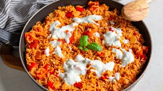 Paprika-Reis-Pfanne mit Joghurt-Knoblauch-Soße – schnell & vegetarisch