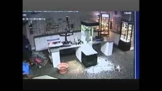 (SV) Raw Video of Optical Store Smash and Grab