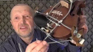 Владимир Плясов показывает скрипку своего изобретения - ДОПОЛНЕНИЕ -1