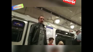 Наркоман в метро. Санкт-Петербург. 19.07.2019г. Красная ветка метро. Ленинский проспект. Жесть.[18+]