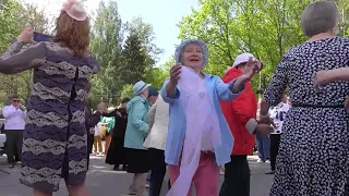 Вот это танцы! Берите пример. This is dancing! Take an example.