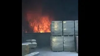 Пожар на складе в поселке Большой Исток под Екатеринбургом | E1.RU
