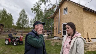 ОНИ НАПАДАЮТ НА ДОМ. ПОЛУЧИЛА РАНУ. Делаем водоснабжение в лесной дом