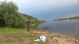 ЛОВЛЯ ЛЕЩА НА ОБМАНКУ! НЕБО в МОЛНИЯХ и ПОТОМ ПОНЕСЛОСЬ!! РЫБАЛКА на ОКЕ на ДОНКИ!