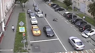 2017.07.25 - Авария на улице Заморёнова, мотоцикл + таксист