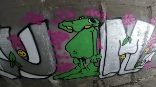 GREY WALL ENEMIES. Graffiti "lizard of Oz", weekend in nature, djandl style.