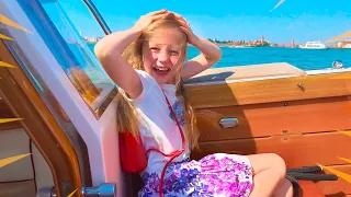 Nastya y un viaje familiar de verano a Venecia. Nuevos cuentos para niños en español.