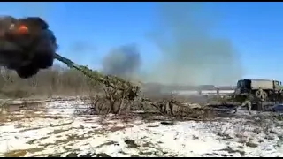 Ukrainian 2A36 Giatsint-B Fires On Russian Positions