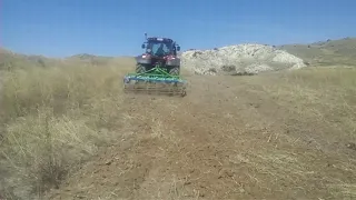 Tractor Valtra T 194 Versu probando una grada rápida Agromet