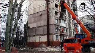 Мариуполь, восстановление повреждённых этажей девятиэтажки.