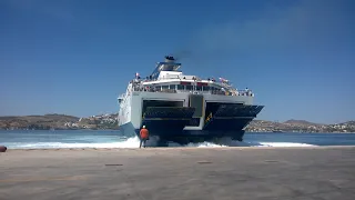 Terajet maneuvering at the port of Paros.Το Terajet λιμάνι Πάρος πρώτο δρομολόγιο απο Πειραιά.