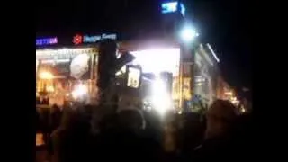 ЕвроМайдан 07 (08.12.2013г.)  Лихие танцы молодёжи под песню ОтВинта   Бабина Тумба