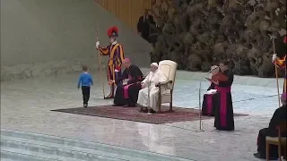 VATIKAN: Bengel stört Generalaudienz - Papst nimmt es mit Humor