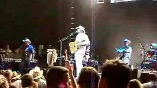 Alan Jackson Introduces Wife On Stage In Atlanta GA