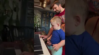 Gavriil played Gravity Falls intro after his father - Гавриил повторил за папой Гравити Фоллс