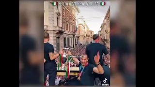 Gli azzurri cantano " sarà perché ti amo" a Roma