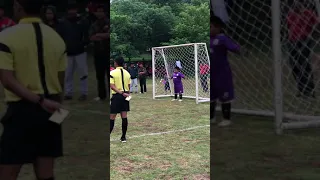 Kiper gendut menahan  tendangan pinalti