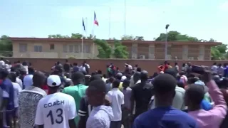 Supporters of military coup attack outside of French embassy in Niger