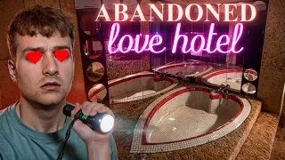 The Tragic Downfall Of America's Love Hotels | 1970's heart-shaped Tubs