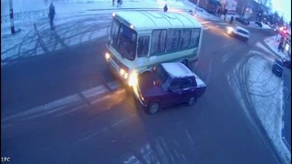 Видео с камеры наблюдения  ДТП 24 января 2017  Семерка врезалась в автобус