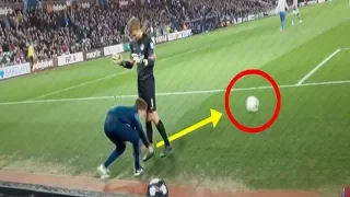 FUßBALLER GEGEN BALLJUNGEN