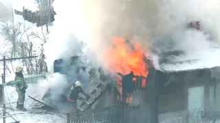 Пожар в частном секторе. Часть 1 (Красноярск) / Fire in outbuilding. Part 1 (Krasnoyarsk)