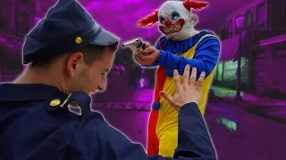 EL PAYASO HACE QUE LA  POLICÍA SE VAYA DE  LA MANSIÓN !! *le dispara con la pistola* Exi