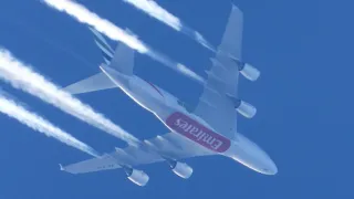 Emirates Airbus A380 contrails zoom from the surface (11 km)