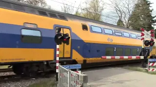 Arriva en NS treinen komen tegelijk in Geleen Oost