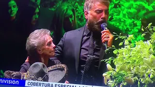 Momento tan emotivo doña cuquita y Alejandro Fernández cantando a Vicente Fernández #el rey