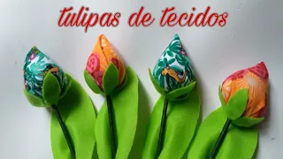botões de tulipas, feito com tecidos.