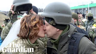 Ukrainian reservists marry in military fatigues at Kyiv checkpoint