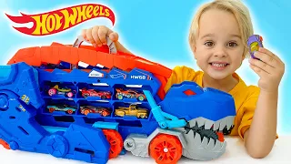 Chris bermain dengan mobil mainan dan menyelamatkan kota Hot Wheels