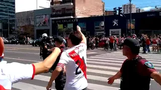 Así fue la agresión de hinchas de River al micro de Boca