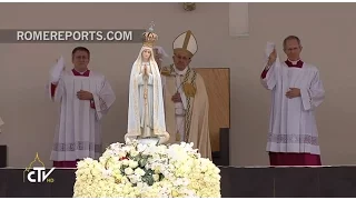 Pope Francis, like a pilgrim, departs Our Lady of Fatima waving a white handkerchief