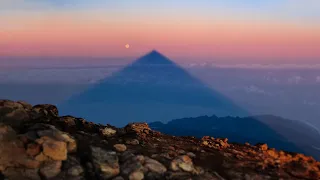 Огромная призрачная пирамида над океаном  - вид с вулкана Тейде на рассвете