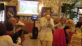 María Castillo cantando el himno de la Décima en la Peña madridista Villa del Río (Córdoba) 7-5-2016