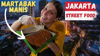 First Time Eating Indonesian Street Food in Jakarta 🇮🇩 Martabak Manis, Pisang Goreng!